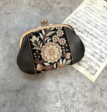 모녀 가마구치 미니 지갑 소가죽 올리브 브라운 x 인도 자수 리본