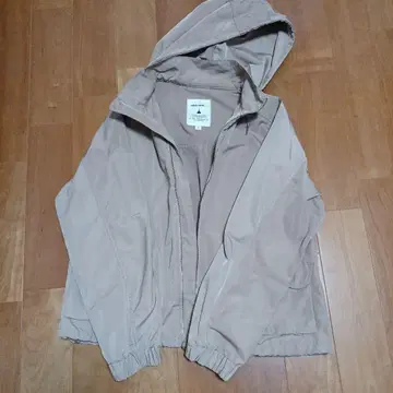 베이지 후드 부착 점퍼