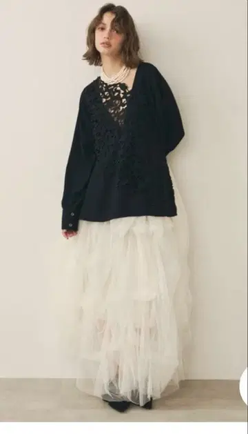 LA BELLE ETUDE 모티프 레이스 V넥 블라우스