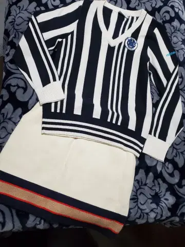 아디다스 스트라이프 스웨터/SANDY 스커트 세트 S 사이즈