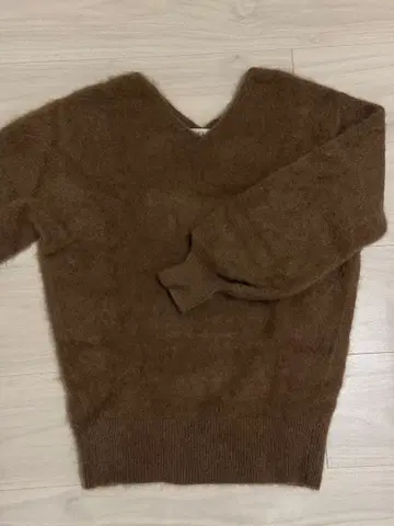 LOULOU WILLOUGHBY V넥 스웨터