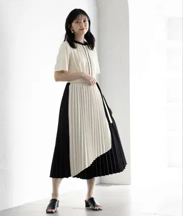 아이보리와 블랙의 플리츠 스커트