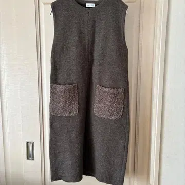 CECI OU CELA 슬리브리스 니트 원피스 다크 브라운