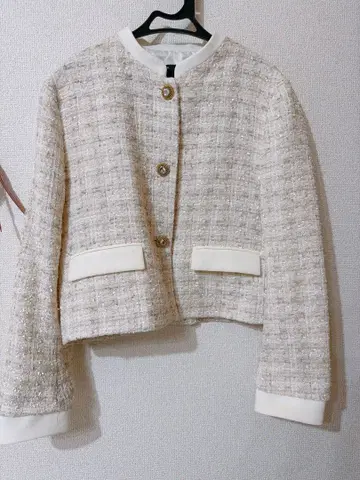 크림색 트위드 노카라 자켓