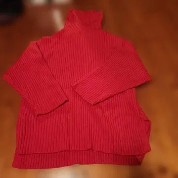 진홍색 리브 짜임 터틀넥 스웨터