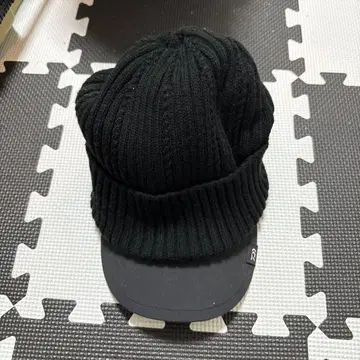 다이와 블랙 챙 달린 니트 모자 비니