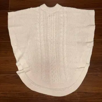 KBF 어반 리서치 케이블 니트 판초 화이트