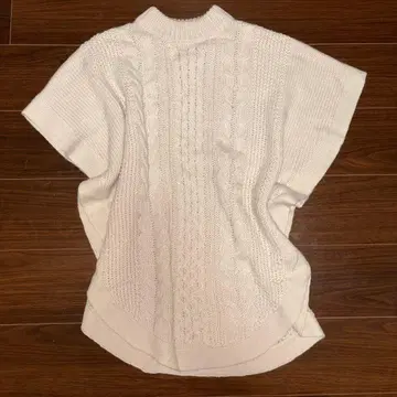 KBF 어반 리서치 케이블 니트 판초 화이트