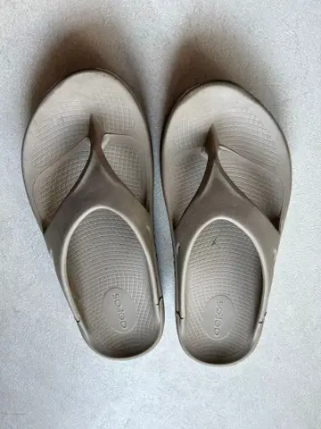 Oofos 그레이 비치 샌들