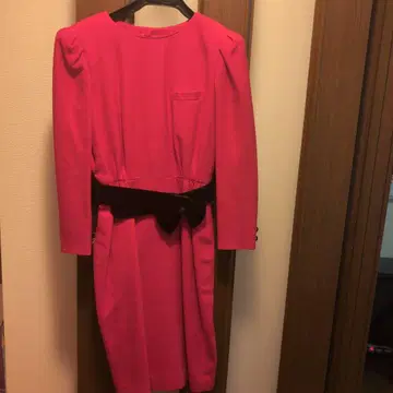 새빨간 원피스 검은색 벨트 포함