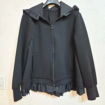 [ trefle ] 프릴 달린 후드의 블랙 점퍼