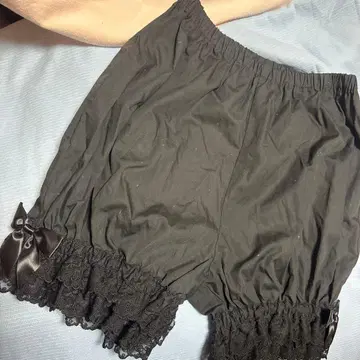 레이스 달린 블랙 숏 드로워즈