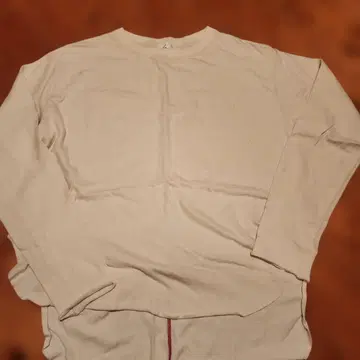 베이지 긴팔 상의