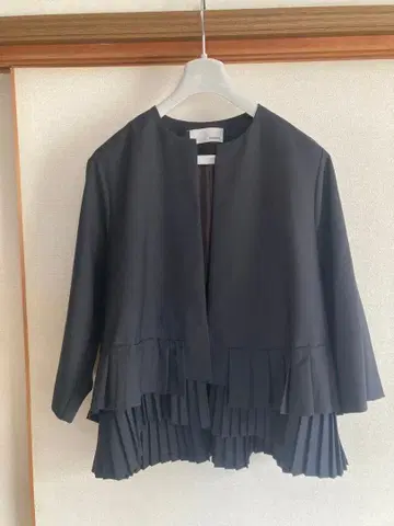 노카라 블랙 자켓 플리츠 디자인