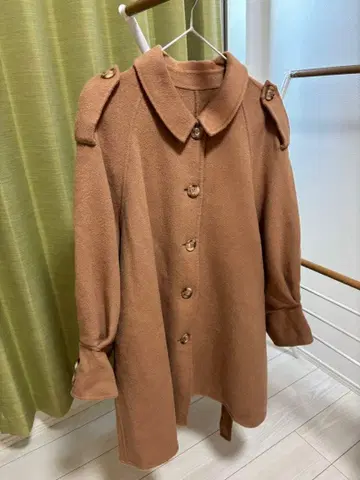 브라운 울 코트 버튼 포함