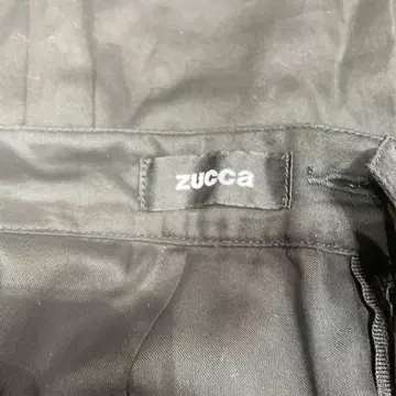 zucca 블랙 무릎 기장 플리츠 스커트