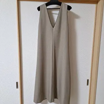 어반 리서치 베이지 V넥 슬리브리스 원피스