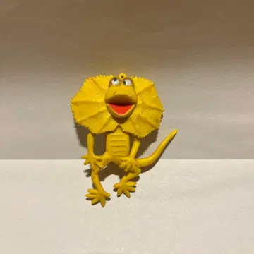 옐로우 컬러 도마뱀 배지 핑 포함 피규어