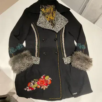 데시구알 자수 포함 퍼 포함 블랙 롱 코트 40