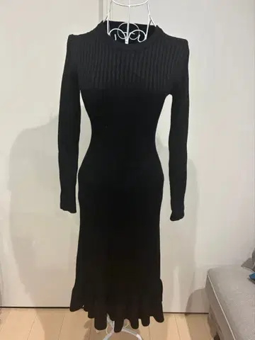 블랙 리브 무릎 아래 기장 니트 원피스
