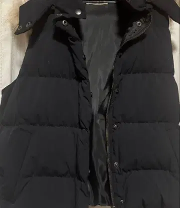 블랙 퍼가 달린 다운 베스트