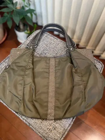 올리브 그린 나일론 핸드백