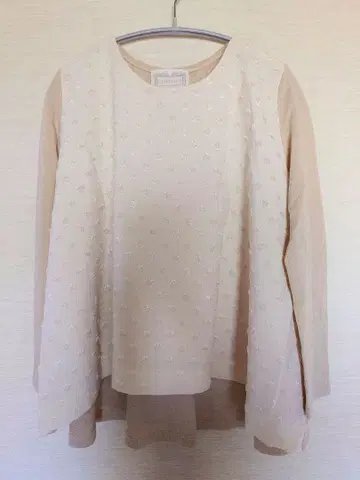 베이지 도트 무늬 긴팔 티셔츠