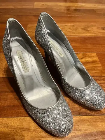 STRAWBERRY FIELDS 실버 글리터 펌프스