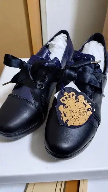 리본 포함 블랙과 네이비 가죽 신발