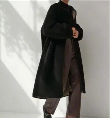 [ 미사용 새상품 ] AKTE 액테 롱 보아 코트 블랙
