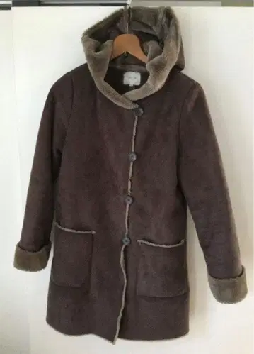 브라운 후드 부착 무스탕 코트