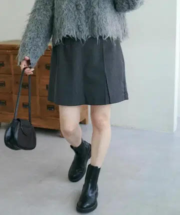 다크 그레이 A라인 숏팬츠 사이드 슬릿