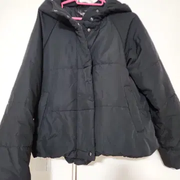 블랙 후드 부착 숏 기장 다운 자켓