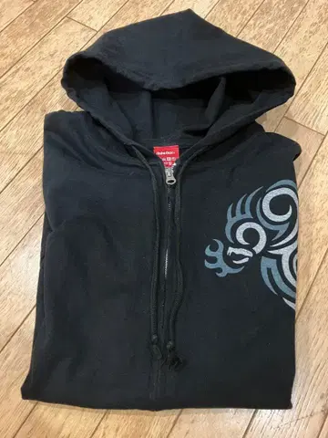 블랙 얇은 소재 후드티 Habu Box