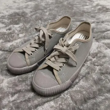 REPRODUCTION OF FOUND 투모로우랜드 스니커즈 37