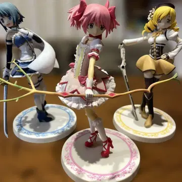 마도마기 피규어 3체