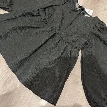 블랙 볼륨 슬리브 블라우스 프리 사이즈