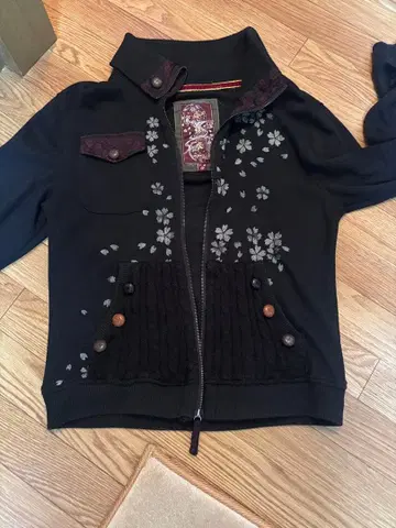 화전의 꽃무늬 자수 스웨터 자켓