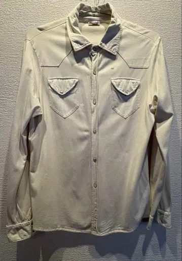 아이보리 긴팔 셔츠 프론트 포켓 부착