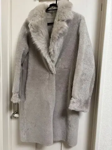 그레이 무스탕 코트