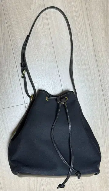 Brady 블랙 버킷 백