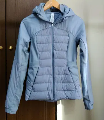 Lululemon 라이트 블루 다운 자켓 사이즈 6