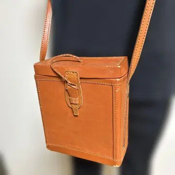 가죽 박스형 숄더백 브라운