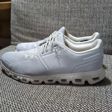 on 온 화이트 러닝화