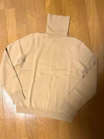 유니클로 캐시미어 100% 터틀 니트 베이지