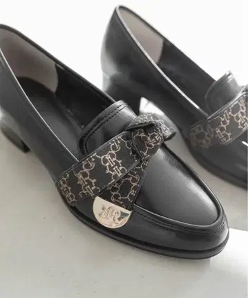 란다 모노그램 리본 로퍼 S