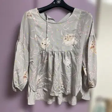 고양이 넉넉한 블라우스 얼룩 있음