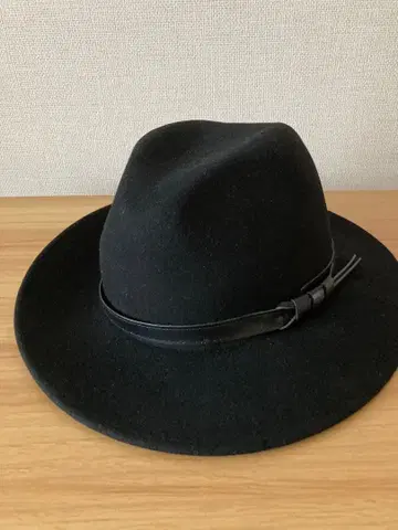 가죽 밴딩이 있는 블랙 울 펠트 햇
