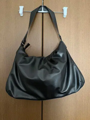 UNIQLO 새상품급 레더 터치 퍼프 백 블랙