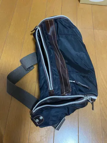 네이비 나일론 바디백